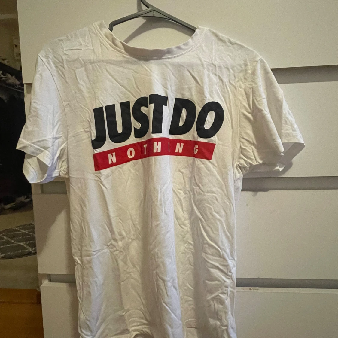 Vit t-shirt med tryck 'Just Do Nothing'