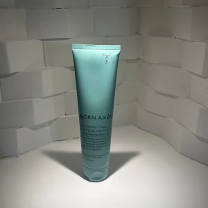 Björn Axén Curl Creator Cream - Turkos tub med Björn Axén Curl Creator Cream, en stylingkräm som motverkar friss och skyddar mot värme. Perfekt för att skapa definierade och mjuka lockar. Innehåller veteprotein och passar dig som vill ha snygga lockar med glans.