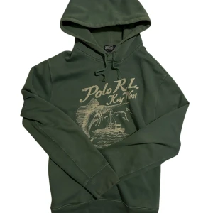 Ralph lauren hoodie - Säljer en riktigt fet ralph lauren key west hoodie ✨, en riktigt unik hoodie som funkar med alla outfits🙌🏻, stl M skriv vid minsta frågorna👌🏻 modell 183cm📏