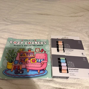 Cozy Corners: Mysig & Gullig Målarbok - Upptäck en supermysig och gullig målarbok fylld med söta illustrationer av djur, växter och hemtrevliga hörn. Perfekt för dig som älskar att färglägga och vill koppla av med kreativa motiv. Passar både ungdomar och unga vuxna som vill skapa sin egen färgglada värld.