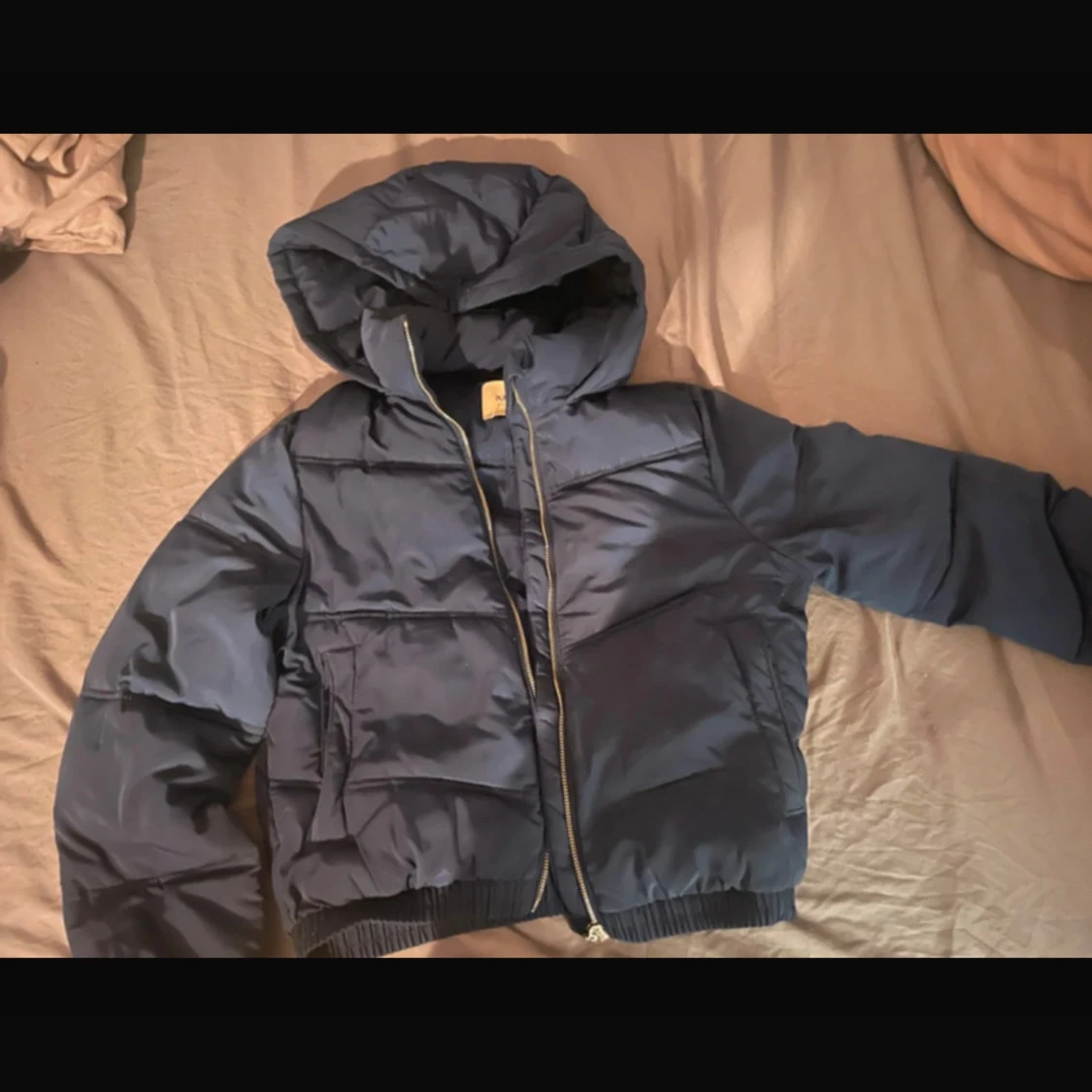 Blå pufferjacka från Pull&Bear