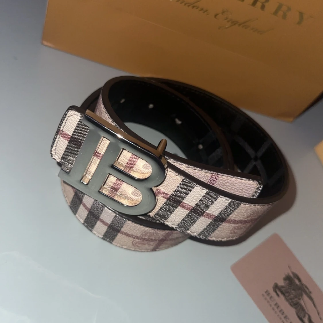 Rutig Burberry bälte med silverdetaljer