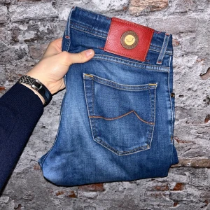 Jacob Cohen Jeans - Mycket fint skick, inga defekter. Nypris ca 5000kr. Storlek W32, passar dig som är mellan 175-185cm ungefär. Inga konstigheter med jeansen. Slim/skinny passform, nästan exakt som dondup george, modell 622. Tags medföljer inte. Skriv för mer information!🤝