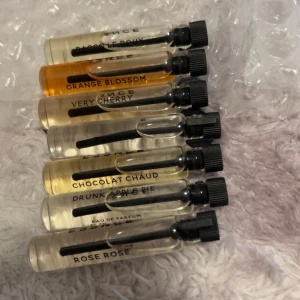 Essnce parfymprov-set, 7 st - Upptäck sju olika doftprover från Essnce, inklusive Orange Blossom, Very Cherry, Chocolat Chaud, Drunk Apple Pie, Rose Rose, Bacco Le Doux och Toxique. Perfekt för dig som vill testa nya parfymer och hitta din favorit.