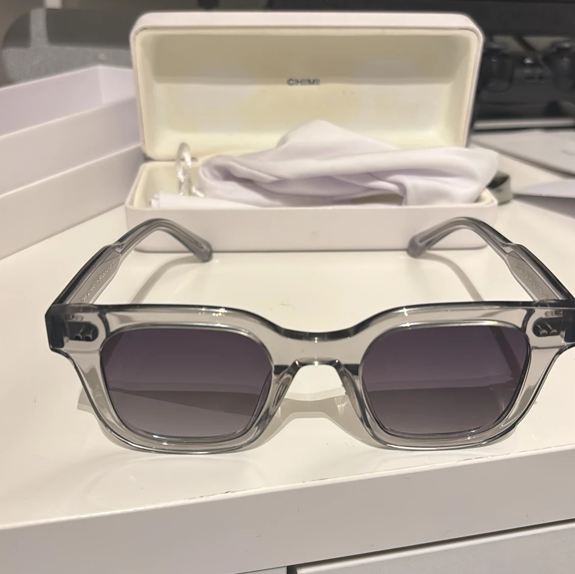 Grå transparenta solglasögon från CHIMI
