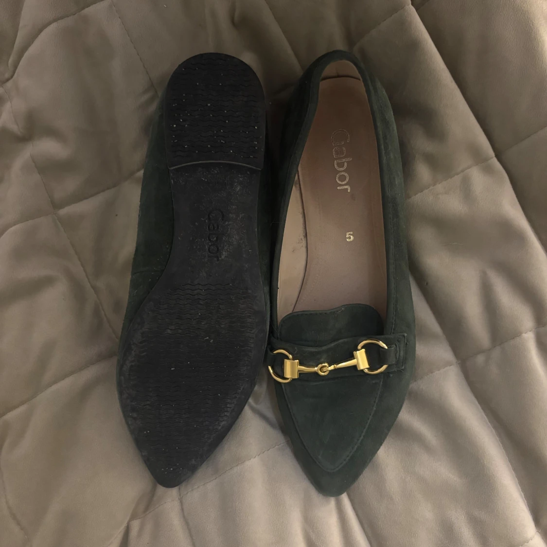 Mörkgröna mocka loafers från Gabor - 3