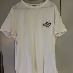 Vit Moncler t-shirt XL - Bra skick. Köpt på careofcarl