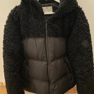 By Malina, teddy- och pufferjacka  - Säljer en svart jacka från By Malina i storlek S. Som jag köpte från Plick men tyckte inte den passade så bra! Den tidigare ägaren skrev att den var i nyskic och jag har endast testat den