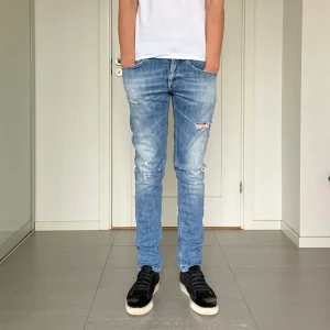 Dondup George Jeans - Säljer nu dessa Dondup George Jeans med snygga slitningar som är i populär design, skriv för fler bilde/frågor🙌🏼