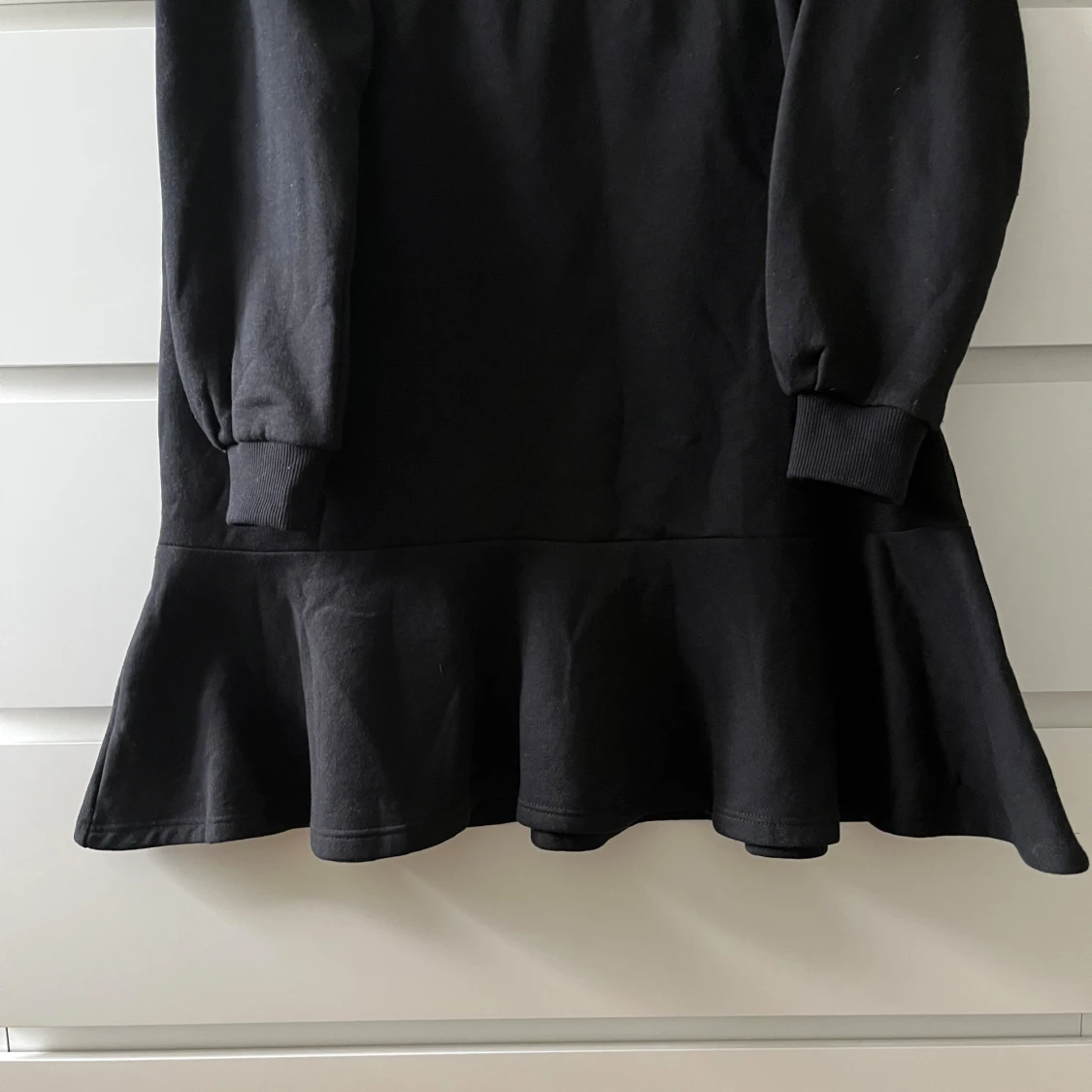 Svart volangklänning från Threadbare - 3
