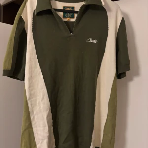 Corteiz Polo Short - Corteiz Polo Storlek M TTS Köpt från corteiz hemsida, kvitto finns. Bra skick, använt fåtal gånger och finns inga tecken på slitage.  Du kommer se rik ut i denna tröja! 🤝🤝🤝🤝 