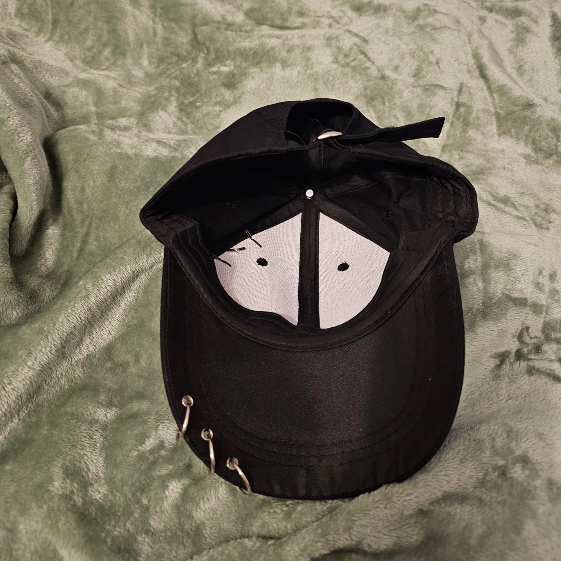 Svart TWICE keps med kedjor och ringar - 1