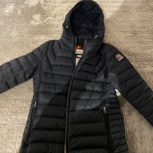 Parajumper jacka L - Tjena, har en parajumper jacka som jag växt ur, säljer nu för ett bra pris enligt mig då den kostar flera tusen lappar till ny. Inga defekter på jackan😀