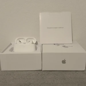 AirPods Pro gen 2  - Säljer ett par Apple AirPods Pro i mycket fint skick, komplett med originalförpackning och tillbehör. Trådlösa hörlurar med aktiv brusreducering och laddningsetui. Inga synliga repor eller skador, ser ut som nya. Perfekt för musik, samtal och träning.