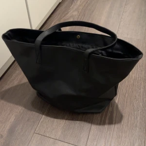 Svart handväska  - Oanvänd.