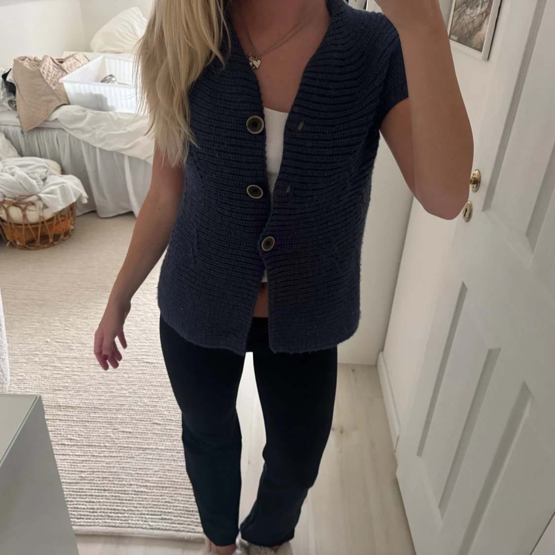 Mörkblå stickad kofta med knappar - 1
