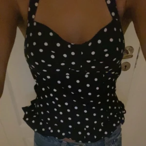 As snygg prickig topp svart vit xs/s - 💕💕💕💕💕