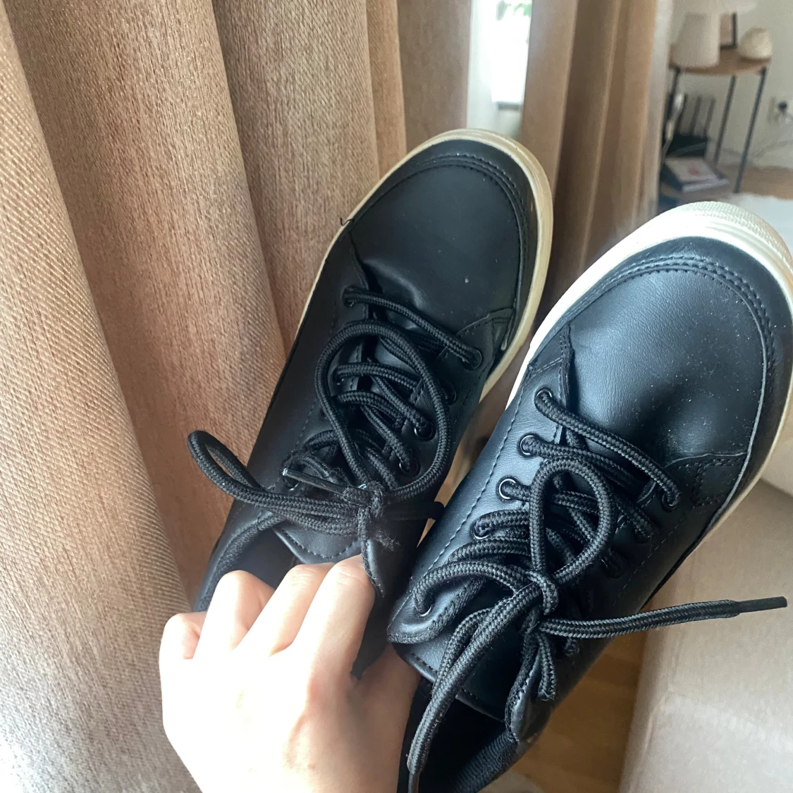 Svarta sneakers med vit platt sula - 1