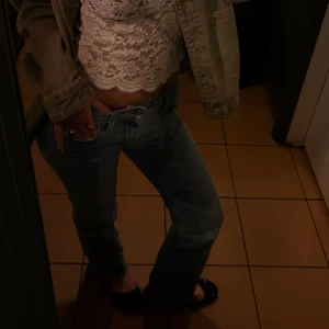 Levi's bootcut jeans ljusblå, strl 25 - Säljer ett par ljusblå Levi's jeans i modellen Low Pitch Boot. De har låg midja och klassisk bootcut-passform, med raka ben och fem fickor. Jeansen är tillverkade i slitstarkt denim och har den ikoniska Levi's-lappen bak.