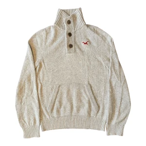 Hollister tröja - Hollister tröja i storlek L. Jag på bilden är 180 cm. Mått: axelbredd - 50 cm, längd - 65 cm. Skriv för fler bilder och frågor!