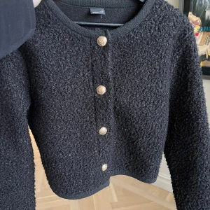 Svart kofta från Gina Tricot med guldknappar - Mysig svart kofta från Gina Tricot med guld knappar bra till vintern 