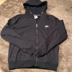 Nike hoodie marinblå - Nike hoodie fint skick storlek m