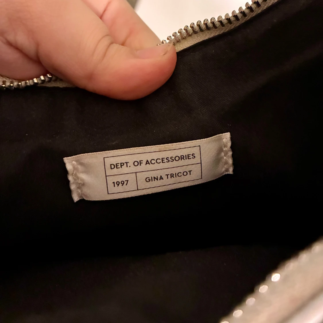 Silvrig axelväska från Gina Tricot - 3