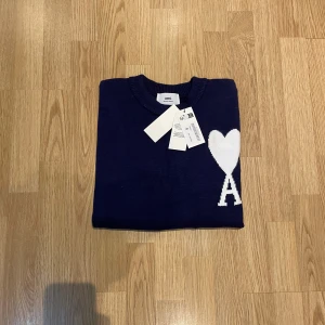 Mörkblå stickad tröja från Ami - S fast passar för M lite stor