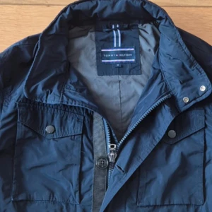 Fieldjacka - Tommy Hilfigher field jacka i nyskick. Bra pris, tveka inte med att fråga om du har någon fundering.  