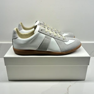 Maison Margiela Gats - En av dem få autentiska Maison Margiela Gats | Sprillans nya skick 10/10 | Storlek 44 | KVITTO finns, box och dust-bag tillkommer vid köp | Hör av er för mer information/bilder! 