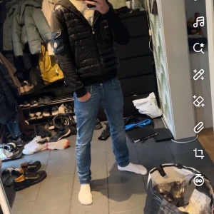 Svart Monclear cardigan  - Säljer nu min moncler cardigan hodded down väldigt unik o skön jacka de enda dåliga är att de är hål inuti jackan vid fickan vänster sida så man kan inte lägga nycklar tex annars i bra skick. Priset inte hugget i sten skriv om ni undrar något😊kvitto finns ej