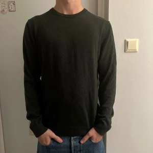 Mörkgrön Kofta  - Stilren stickad mörkgrön kofta i storlek M. Grymt skick grymt pris. Passar till allt. Vid frågor Skrih gärna. 180,65 kg. Må bäst! 