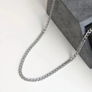 Klassisk silverfärgad kedja halsband - Snyggt halsband med klassisk kedjelänk i silverfärg. 