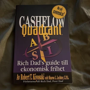 Cashflow Quadrant: Rich Dad's guide till ekonomisk frihet - Upptäck hur du kan ta kontroll över din ekonomi! Den här boken visar olika sätt att skapa inkomst och nå ekonomisk frihet. Perfekt för unga vuxna som vill förstå pengar och framtidens möjligheter. Nu på svenska!