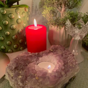 Amethyst Crystal Tealight Candle Holder - Ametist lykta i naturligt ametistkluster. 💜  En kristall-lykta som gör sig i de flesta rum. Ametist förknippas med intuition, ro och andlig klarhet.   🕯️ 994 gram 💕 14 x 9 cm  💜 Ny och oanvänd  🍀 Ett fantastiskt pris. Kostar mellan 600-1500kr i butik.   