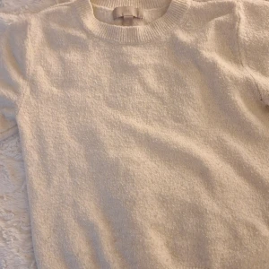 Vit stickad tröja från H&M XS - Använd 1 gång. Mysig vit stickad tröja från H&M i storlek XS. Tröjan har rund halsringning, ribbade muddar och är långärmad. Perfekt för lager-på-lager och enkel att matcha med jeans eller kjol.