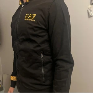 Sällsynt EA7 Armani Svart zip tröja - Den är skön, och säljs dessutom inte längre.