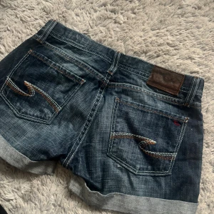 Lågmidjade shorts - Skitsnygga lågmidjade shorts som kommit till användning endast en gång ❤️