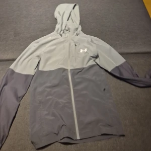Windbreaker Under Armour - En fin under armour windbreaker från jd, just den här moddelen är limited edition och går ej att köpa någonstans längre sen 1 år tillbaka. 10/10 skick storlek S