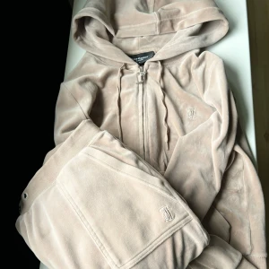 Juicy couture set - Tröja i storlek S och byxa i storlek M Byxan saknar snören och har några små märken på byxbenet (se bild)  I övrigt fint skick! 