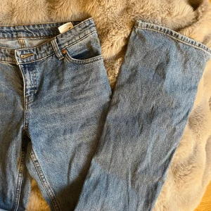 Monki Lågmidjade bootcut jeans  - Snygga men passar inte mig. Mycket fint skick.      W26                                                                                Midjemått: 36 cm rakt över                                         Innerbenslängd: 78 cm                                                 Se bild 4 och 5🩷