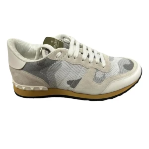 Valentino Rockrunners vita  - Snygga Valentino Rockrunner. Helt nya 10/10 skick. Får med allt på bilderna. Skriv vid intresse 🤩kan sänka priset vid snabb försäljning 👌ny pris 7000kr