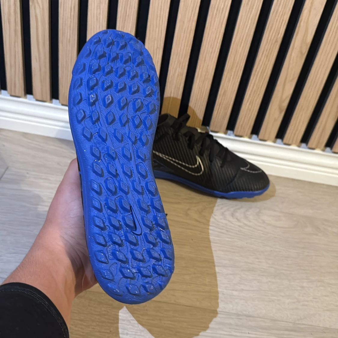 Svarta Nike fotbollsskor med blå sula - 2