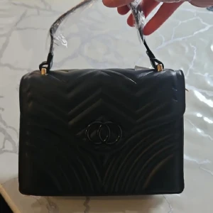 Helt ny svart väska  - Väska 