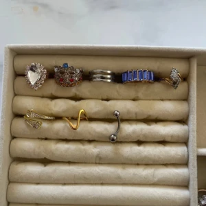 Ringar i olika färger  - 7 ringar i olika färger som kommer från olika märken. En navelpiercing. Skriv för frågor och priser!