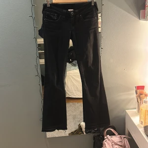 Svarta low waist bootcut True Religion jeans  - Svarta low waist bootcut true religion jeans i storlek 26. 