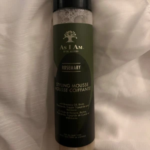 As I Am Rosemary Styling Mousse - Styling mousse med rosmarinolja, biotin och pepparmyntsolja från As I Am. På sista bilden ser man hur myxke som använts!