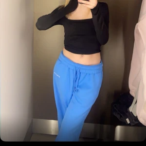 mjukisbyxor  - säljer mina blåa mjukisbyxor då dom inte kommer till användning. storlek S 