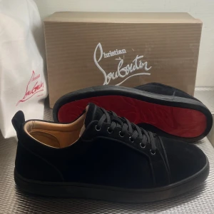 Christian Louboutin  - Sjukt feta svarta Christian Louboutin i mocha. Skorna är riktigt sjyssta med minimala tecken på användning. Box, dustbag och autenticitets bevis följer självklart med! Hör av er med pris förslag och/eller frågor! 
