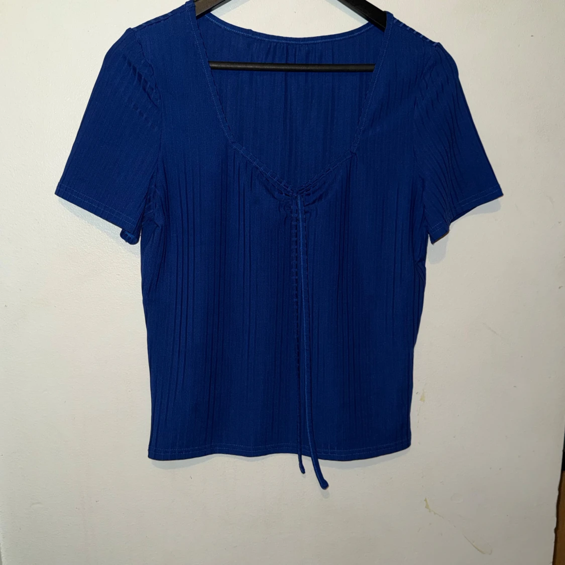 Blå ribbad topp med knyt